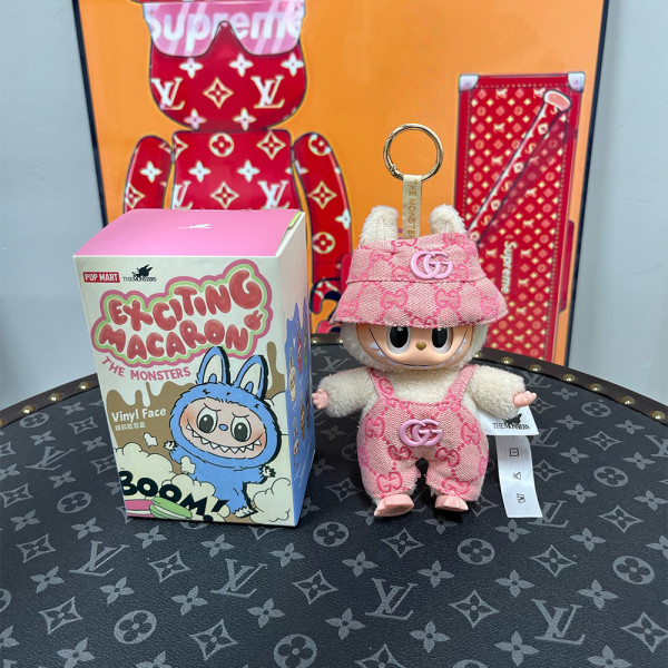 Labubu Monster, Outfit Gucci Overall